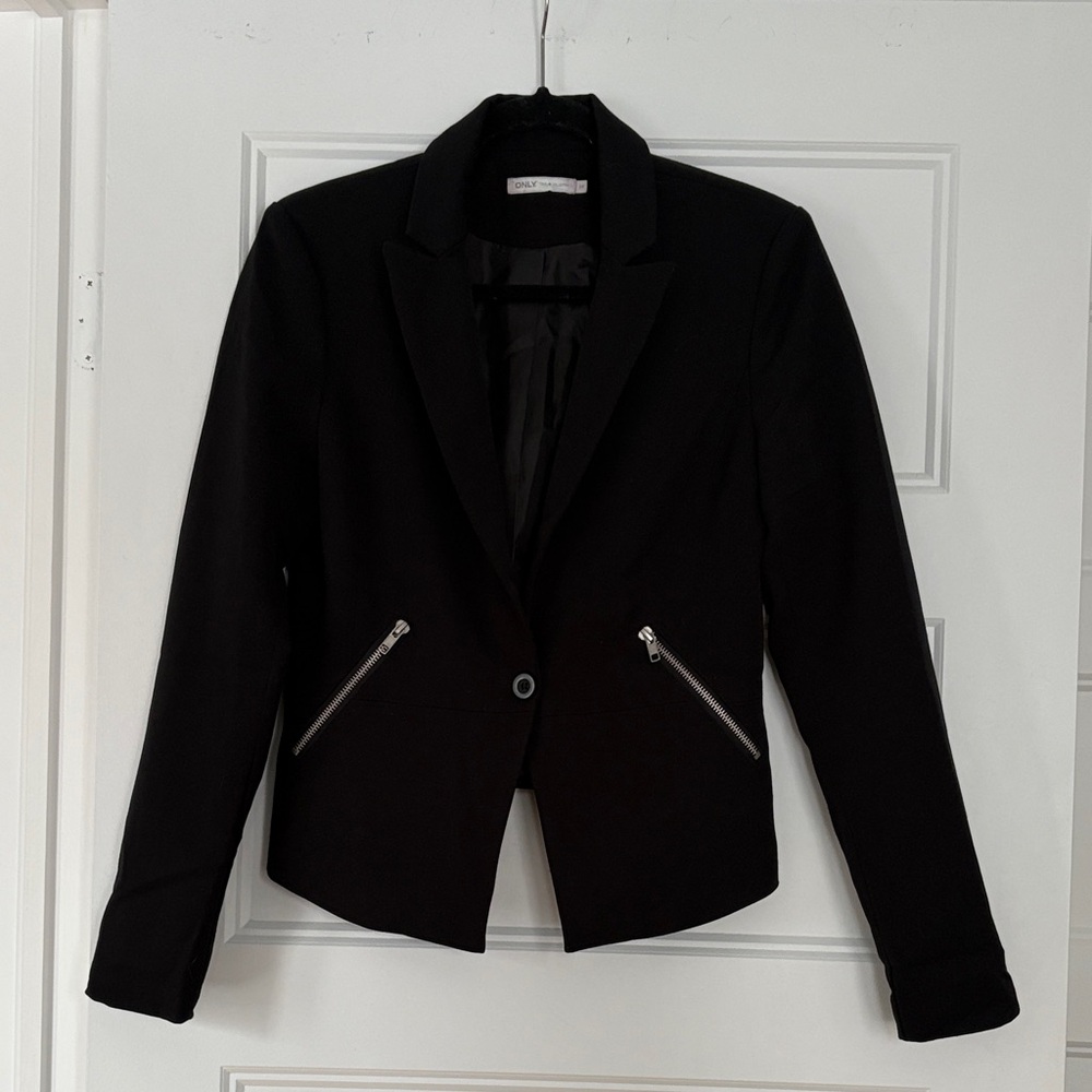 Elegant Black Women's Short Blazer